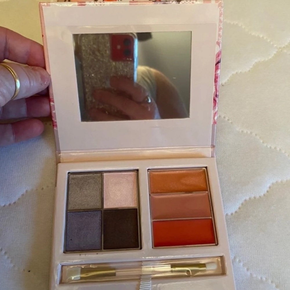 Eyeshadow and lip gloss